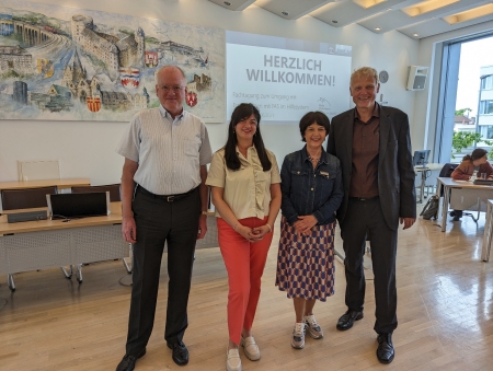 Möchten gemeinsam für das Thema sensibilisieren – (v.l.) Dr. Reinhold Feldmann von der Klinik für Kinder- und Jugendmedizin der Uni Münster, Zehra Bavli, Sachgebietsleiterin des Sozialpsychiatrischen Dienstes des Kreisgesundheitsamtes und Organisatorin der Veranstaltung, Dr. Constanze Kuhnert, Leiterin des Kreisgesundheitsamtes, und Dezernent Dr. André Brandt  © Kreis Paderborn Ein Thema mit Aktualität – Dr. Reinhold Feldmann berichtet im vollbesetzten Sitzungssaal des Kreishauses über das Fetale Alkoholsyndrom © Kreis Paderborn